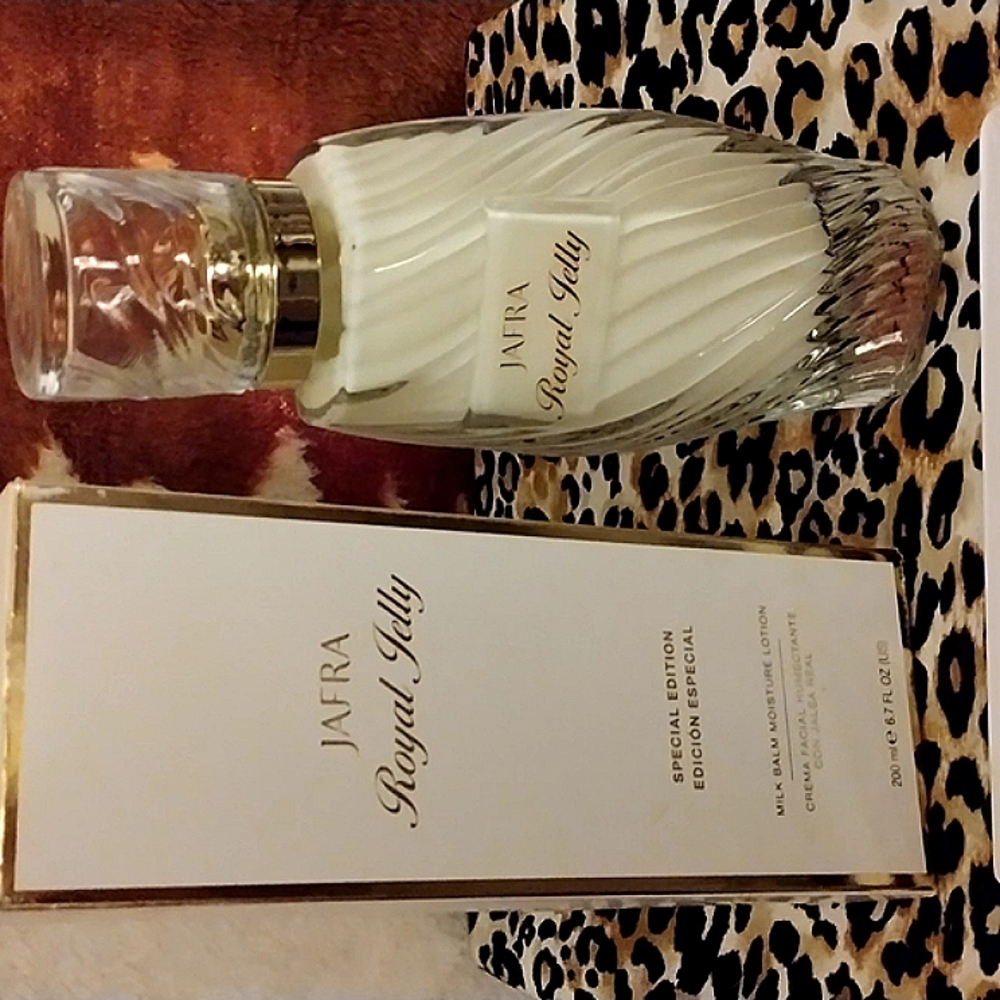 JAFRA Royal Jelly FACIAL CREAM- White and Gold
